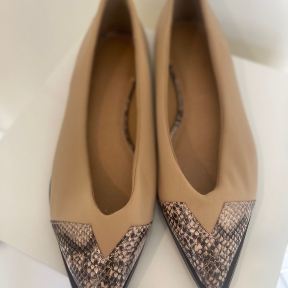 ASOS DESIGN Wide Fit Legend pointed toe cap ballet flats in beige snake - Picture 6 of 13